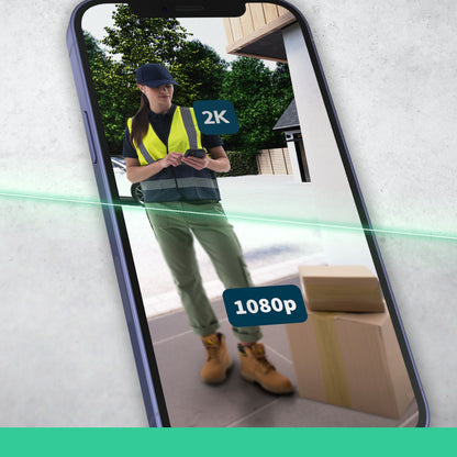 Arlo Essential 2K trådløs videodørklokke med Chime 2 vist på telefon, "2K opløsning" øverst og "1080p" nederst.
