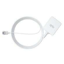 Arlo Essential 2 udendørskabel hvid, rektangulær adapter, USB-stik, kabel rullet sammen.