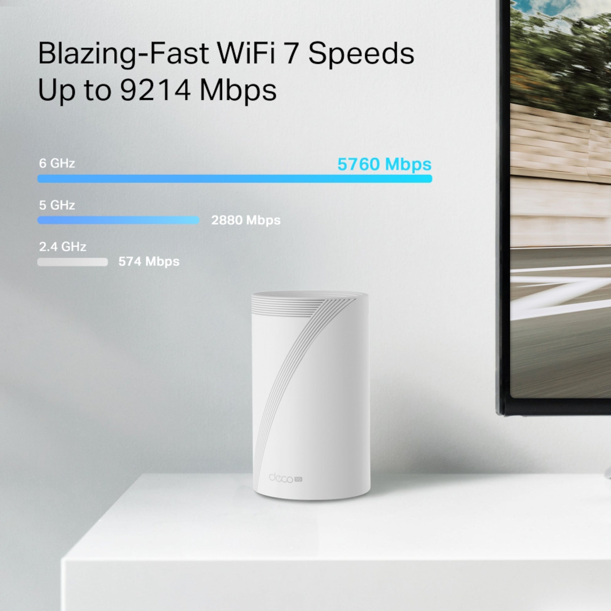 TP-Link Deco BE65-5G mesh-node BE9300 ved TV, WiFi 7 mesh, op til 9214 Mbps, 6 GHz/5 GHz/2,4 GHz, 5G internet.