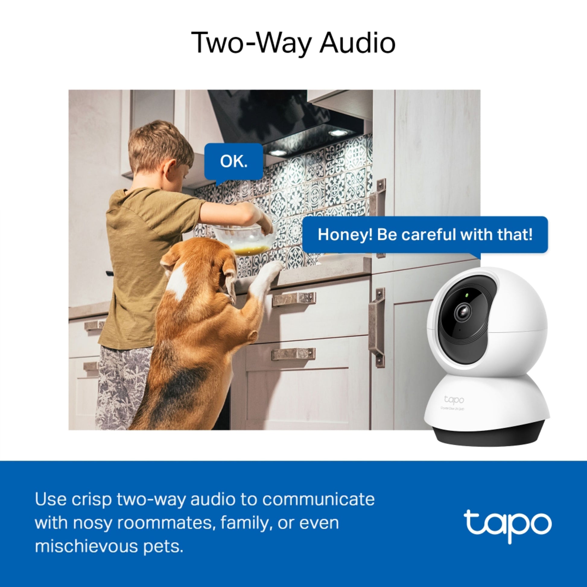 TP-Link Tapo C220 Pan/Tilt AI Trådløs overvågningskamera i brug, taleadvarsler vises i køkken med barn og hund.
