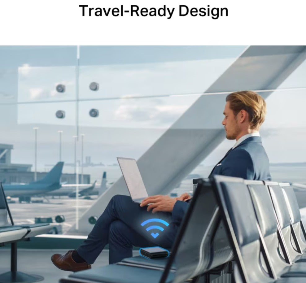TP-Link TL-WR1502X Travel Router AX1500 WiFi 6 står tændt ved siden af en mand med laptop i lufthavn, fly ses bag vindue.