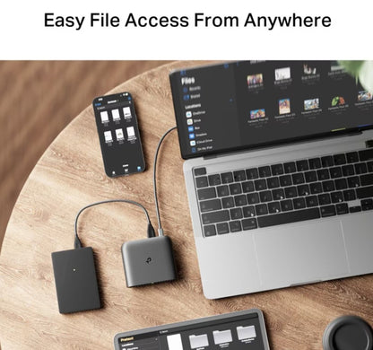 TP-Link TL-WR1502X AX1500 WiFi 6 travel router ved siden af laptop, smartphone og ekstern harddisk, filer vises på skærme.