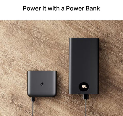 TP-Link TL-WR1502X Travel Router AX1500 WiFi 6 tilsluttet sort powerbank med display 86 via kabel, tekst "Power It with a Power Bank for fleksibelt internet.