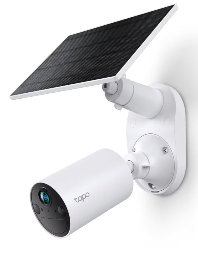 TP-Link Tapo C410 udendørs overvågningskamera i sort monteret på væg med stort solcellepanel placeret over kameraet.