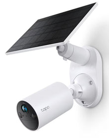 TP-Link Tapo C410 udendørs overvågningskamera i sort monteret på væg med stort solcellepanel placeret over kameraet.