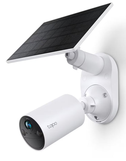 TP-Link Tapo C410 udendørs overvågningskamera i sort monteret på væg med stort solcellepanel placeret over kameraet.
