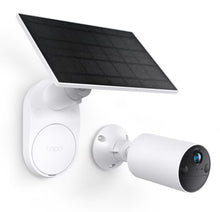 TP-Link Tapo C410 cylinderformet overvågningskamera med sort rektangulært solpanel monteret på væg med hvide beslag.