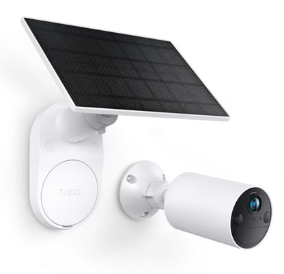 TP-Link Tapo C410 cylinderformet overvågningskamera med sort rektangulært solpanel monteret på væg med hvide beslag.