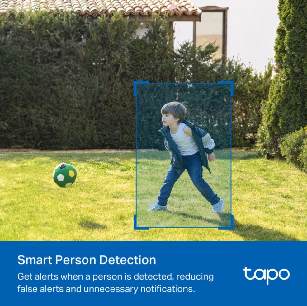 Tp-Link Tapo C410 kamera med solcellepanel viser smart persondetektion med blå markering omkring person på græsplæne.