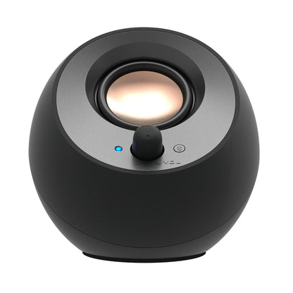 Creative Pebble V3 sort, rund computerhøjttaler med Bluetooth 5.0, metallisk højttalerenhed, kontrolknap, USB-C og blå LED.