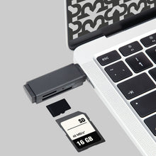 Plexgear hukommelseskortlæser med OTG til SD og Micro-SD i USB-port, SD-kort 16 GB/48 MB/s og microSD ved siden af.