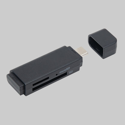 Plexgear hukommelseskortlæser OTG til SD og Micro-SD, sorterer med USB-C, beskyttelseshætte, sorterer på lys grå baggrund.