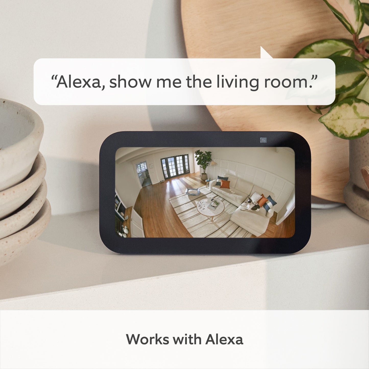 Ring Pan-Tilt Indendørs Kamera sort viser 1080p HD live feed på smart display, tekst: Alexa, vis mig stuen.