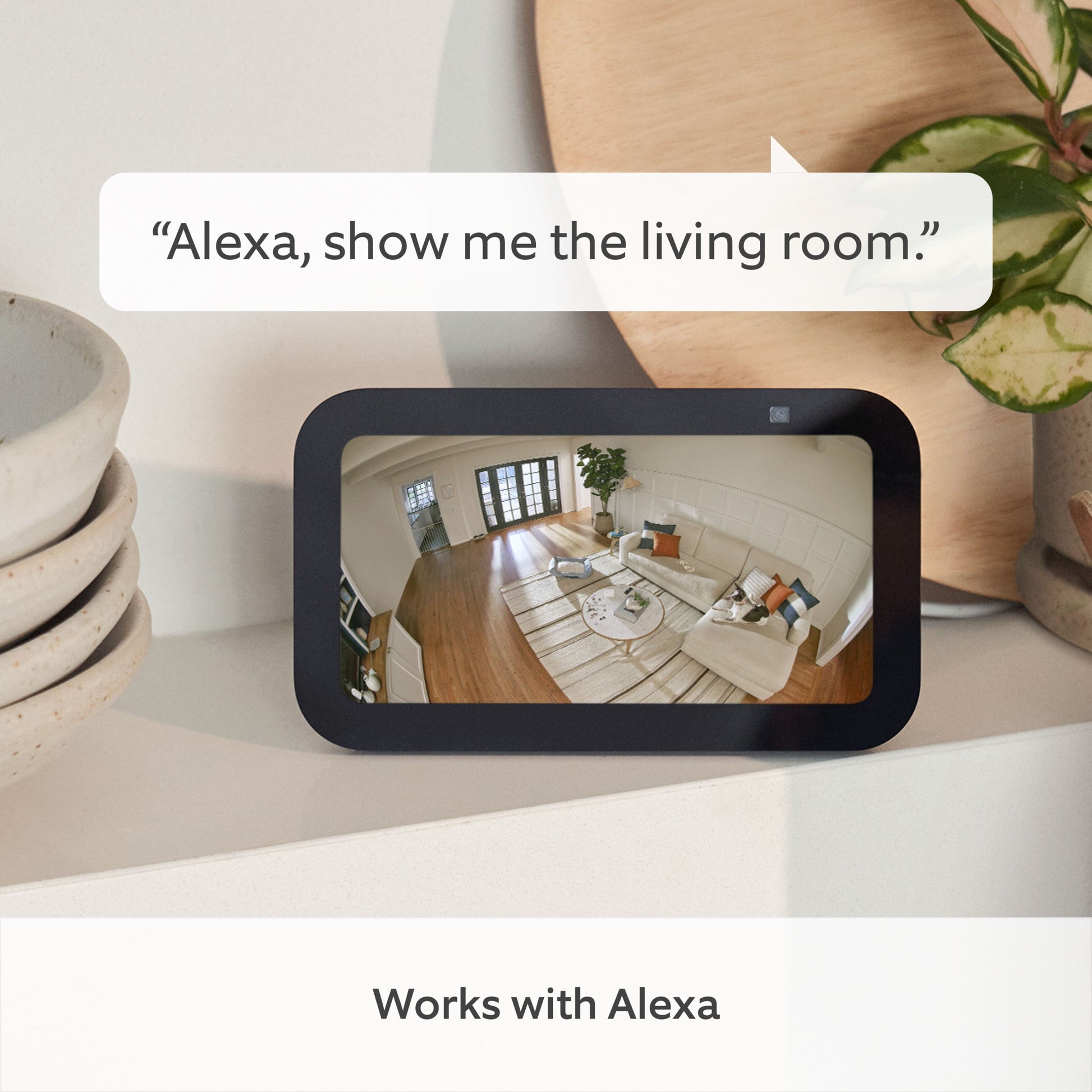 Ring Pan-Tilt Indendørs Kamera sort viser 1080p HD live feed på smart display, tekst: Alexa, vis mig stuen.
