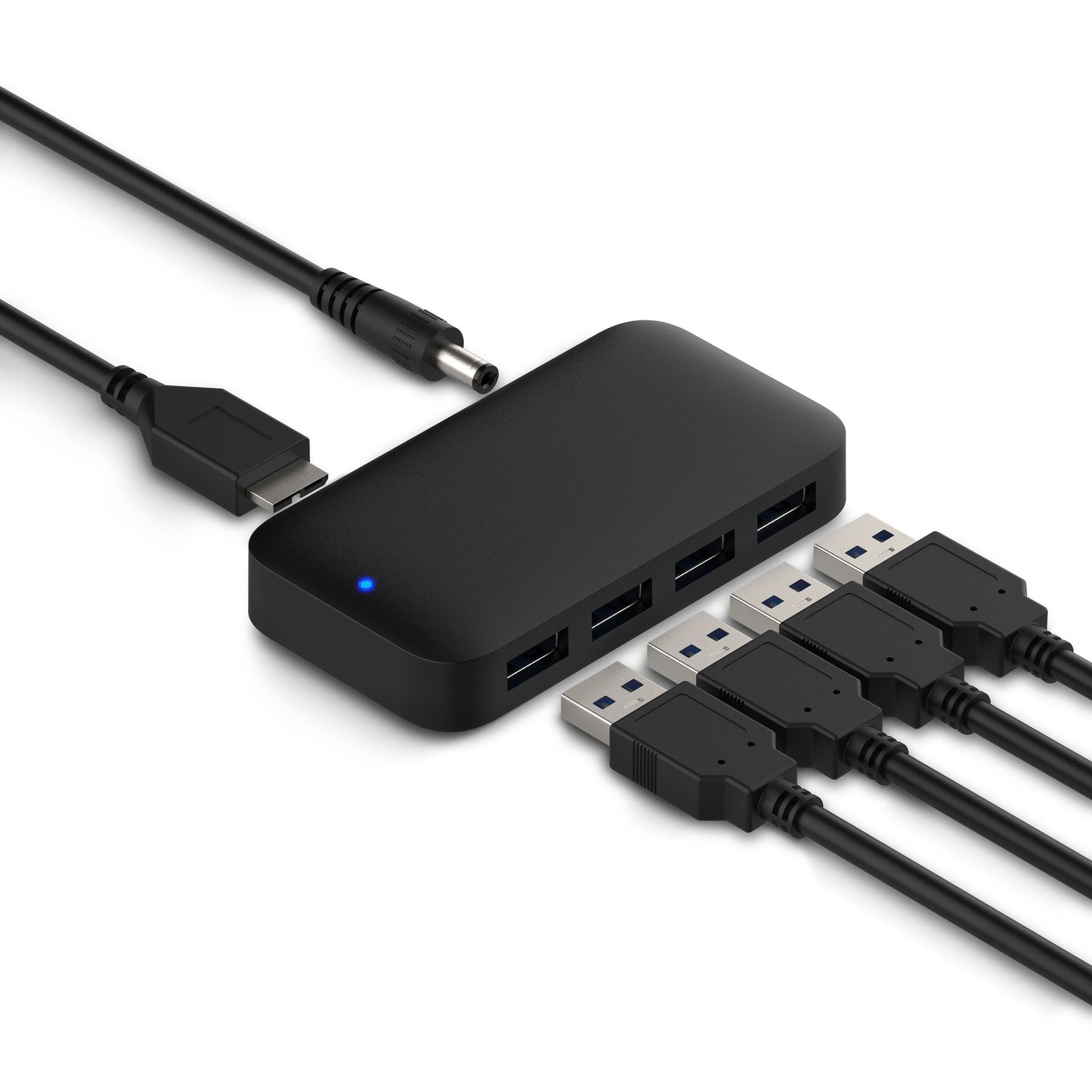 USB 5 Gb/s hub med strømforsyning 4 porte tilsluttet fire USB-kabler og strøm, lille blå indikatorlampe.