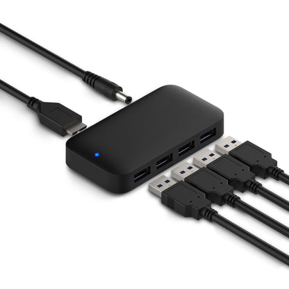 USB 5 Gb/s hub med strømforsyning 4 porte tilsluttet fire USB-kabler og strøm, lille blå indikatorlampe.