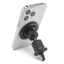 Sølvfarvet smartphone i Magnetisk mobilholder til bil, monteret på bilventilationsudtag, holderen synlig bag telefonen.