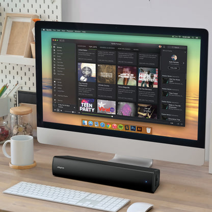 Creative Scene Air V2 Bluetooth soundbar og sort Creative højttaler på skrivebord ved pc med tastatur, mus, kop, notesblok.