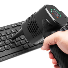 Plexgear CC1000 kombineret luftdæmper og luftpumpe med digitalt display blæser luft på sort computer-tastatur.