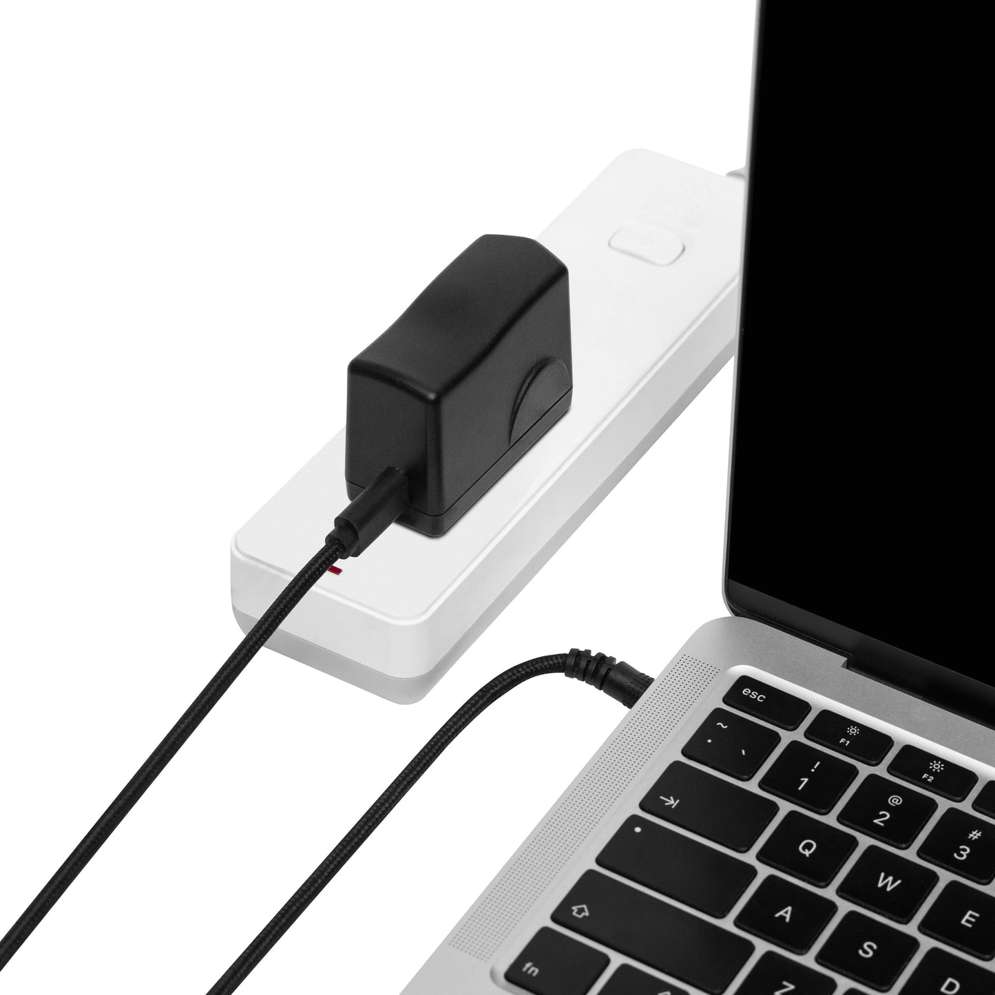 Laptop tilsluttet strømstik med Plexgear Universal USB-C til DC-kabel 100 W, delvis synligt tastatur og touchpad.