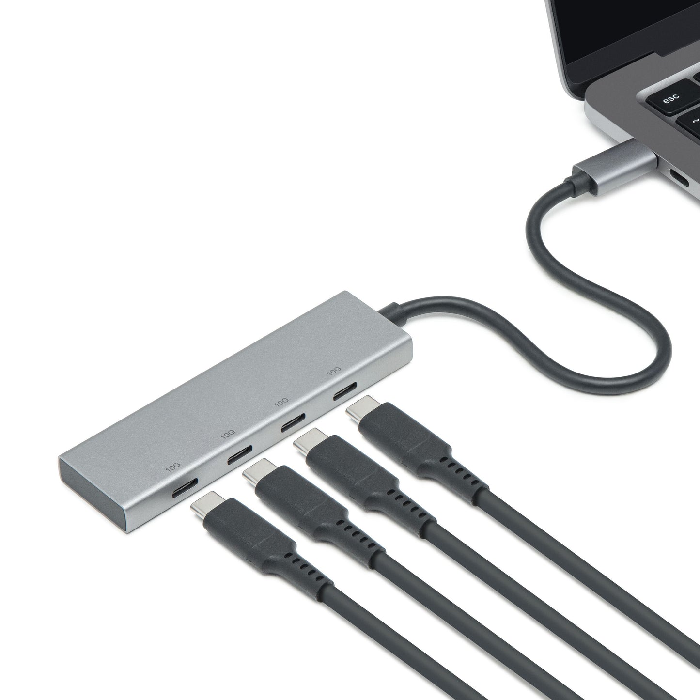 Plexgear USB-C-hub sølv med 4 porte tilsluttet laptop, fire slags USB-C kabler i hver port.