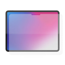 IPad Pro 13" (2024) med Linocell Elite Extreme skærmbeskyttelse delvist påført, sort slank ramme og rektangulær form.
