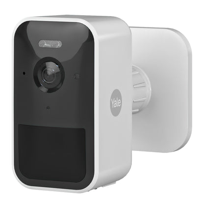 Yale Smart udendørskamera hvid/sort rektangulær med linse, infrarød sensor, side-logo og rund base til udendørs brug.