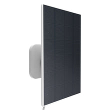 Yale Solcelleoplader, rektangulært solpanel med gittermønster, USB-C stik, monteret på hvid vægbeslag til Outdoor Camera.