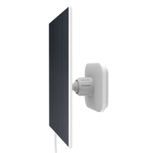 Yale Solcelleoplader sort, fladt rektangulært solpanel med gitterlinjer, hvid justerbar vægbeslag, hvid USB-C-kabel.