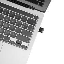 Plexgear Bluetooth-adapter 5.0 v.2 CB227 i USB-port på laptop, delvis tastatur og trackpad synlige.