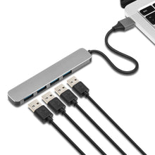 Plexgear USB-A-hub, 4 porte, sølv, tilsluttet laptop med fire slags USB-kabler, understøtter USB 3.2 Gen 1-hastigheder.