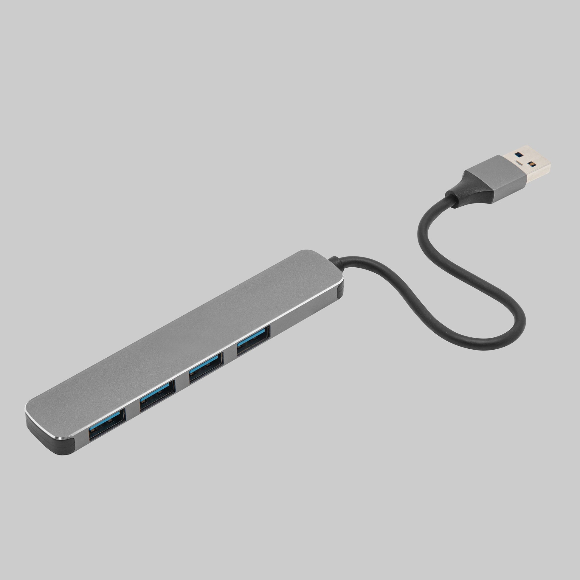 Plexgear USB-A-hub, 4 porte, sort kabel, USB 3.2 Gen 1, slankt rektangulært design.