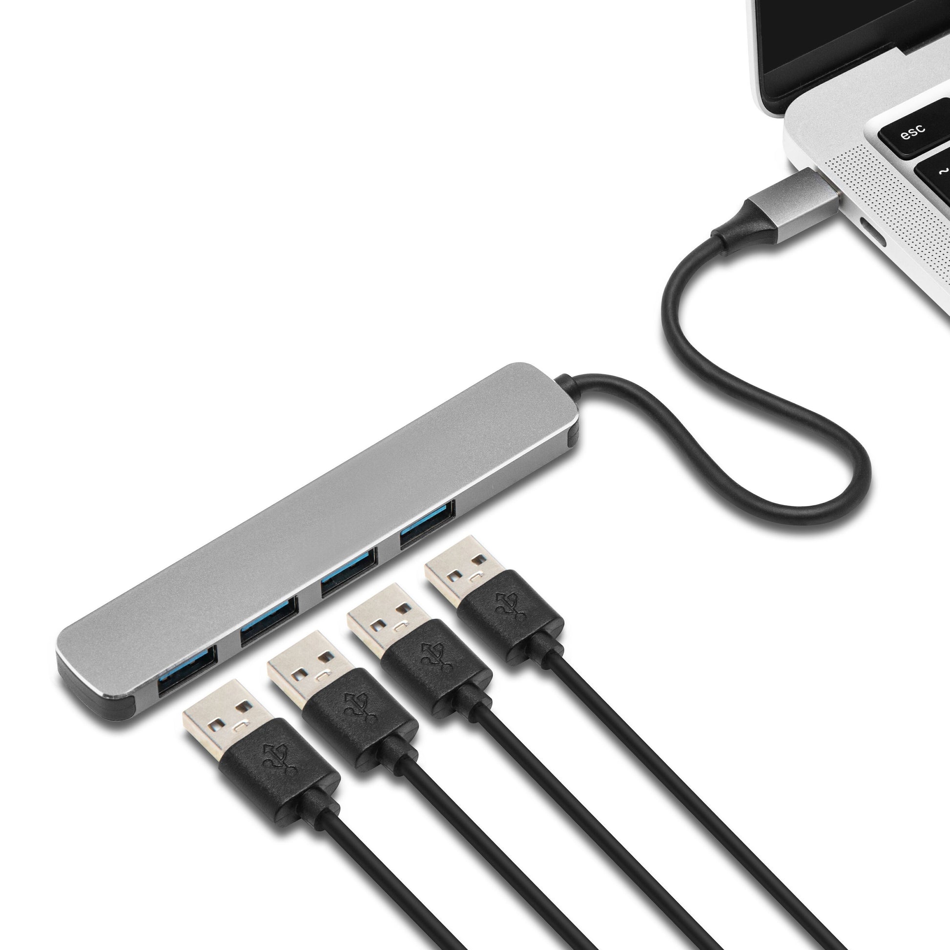 Plexgear CB223 USB-A-hub 4-vejs, USB-C-forbindelse, tilsluttet laptop med kort sort kabel, fire USB-porte i metalfinish.