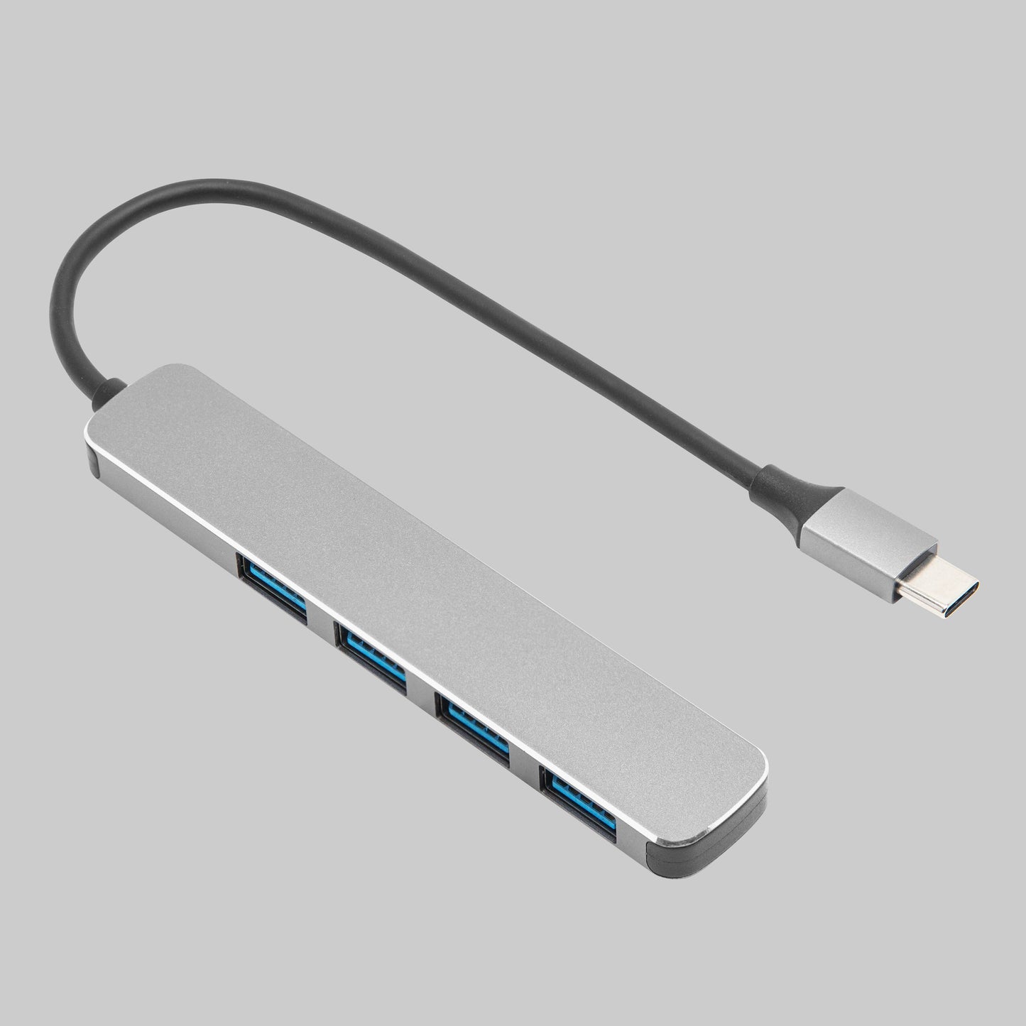 CB223 USB-A-hub med USB-C, 4 porte, slankt gråt metalkabinet, kort sort kabel med USB-C-stik.