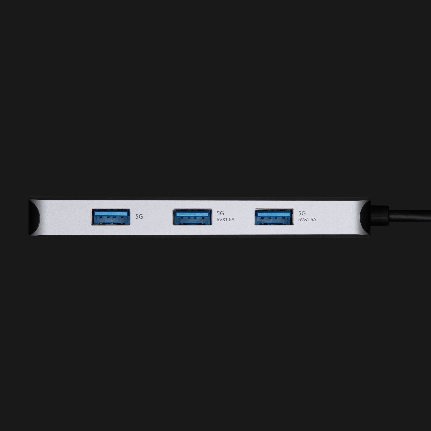 USB-C multiadapter sølv med tre blå USB 3.0 porte mærket 5G 5V/1.5A, sort kabel til højre, understøtter 100W passthrough.