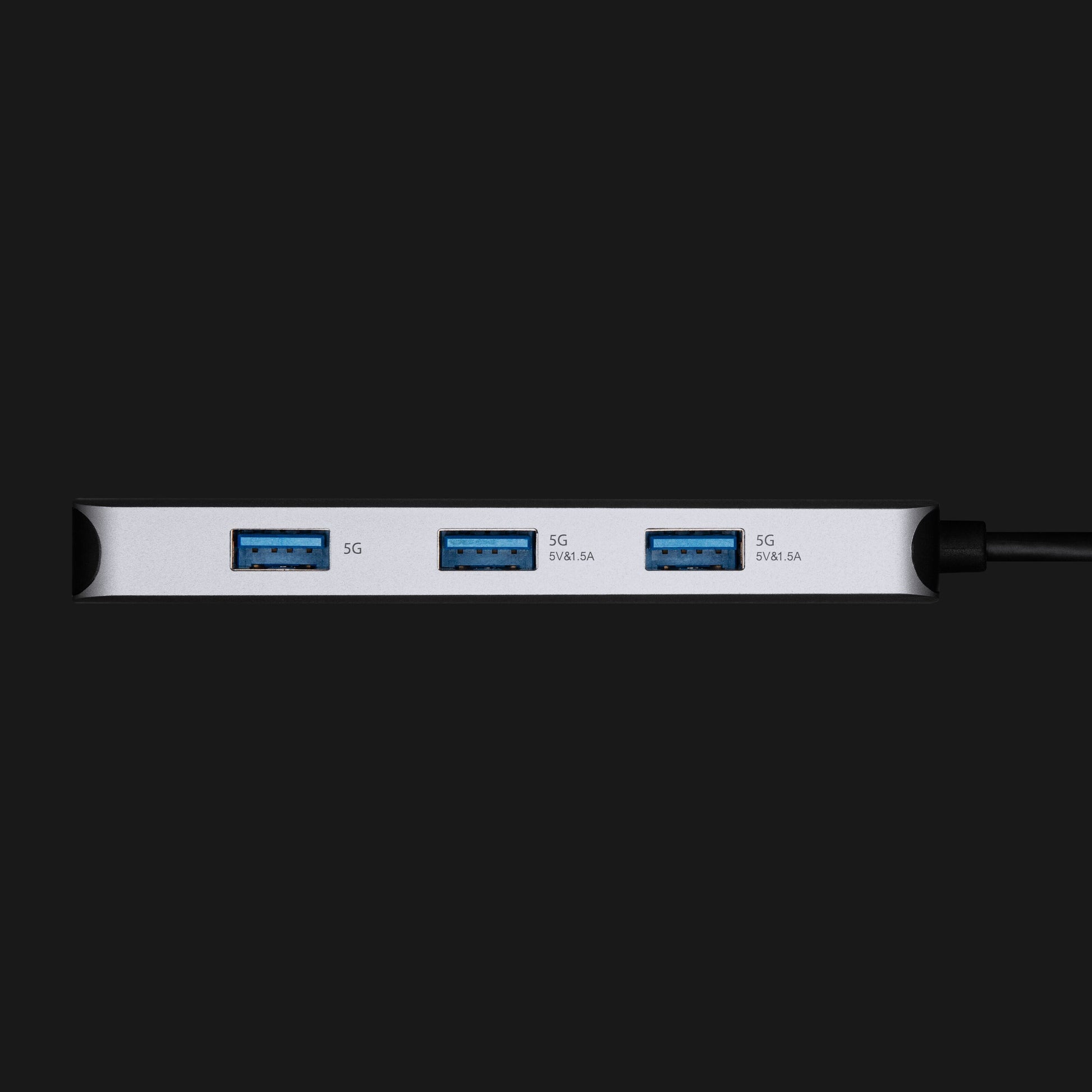 USB-C multiadapter sølv med tre blå USB 3.0 porte mærket 5G 5V/1.5A, sort kabel til højre, understøtter 100W passthrough.