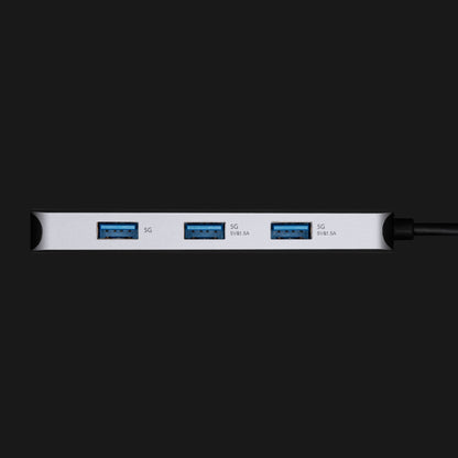 USB-C multiadapter sølv med tre blå USB 3.0 porte mærket 5G 5V/1.5A, sort kabel til højre, understøtter 100W passthrough.
