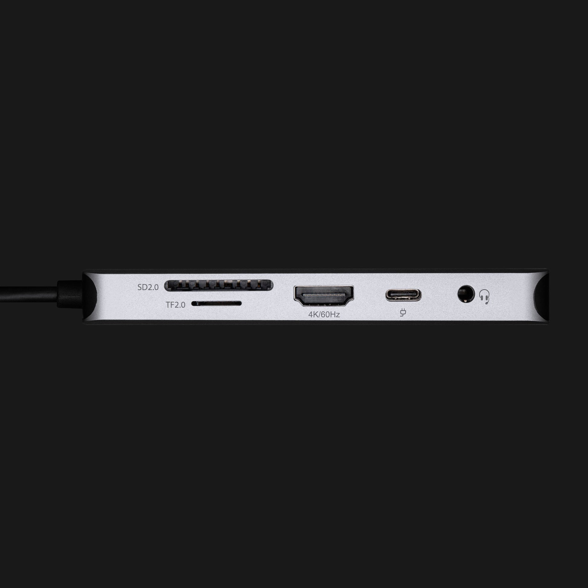 Plexgear USB-C Multiadapter 100W passthrough 9 porte med SD, microSD (TF), HDMI, hovedtelefonstik tæt på vises.