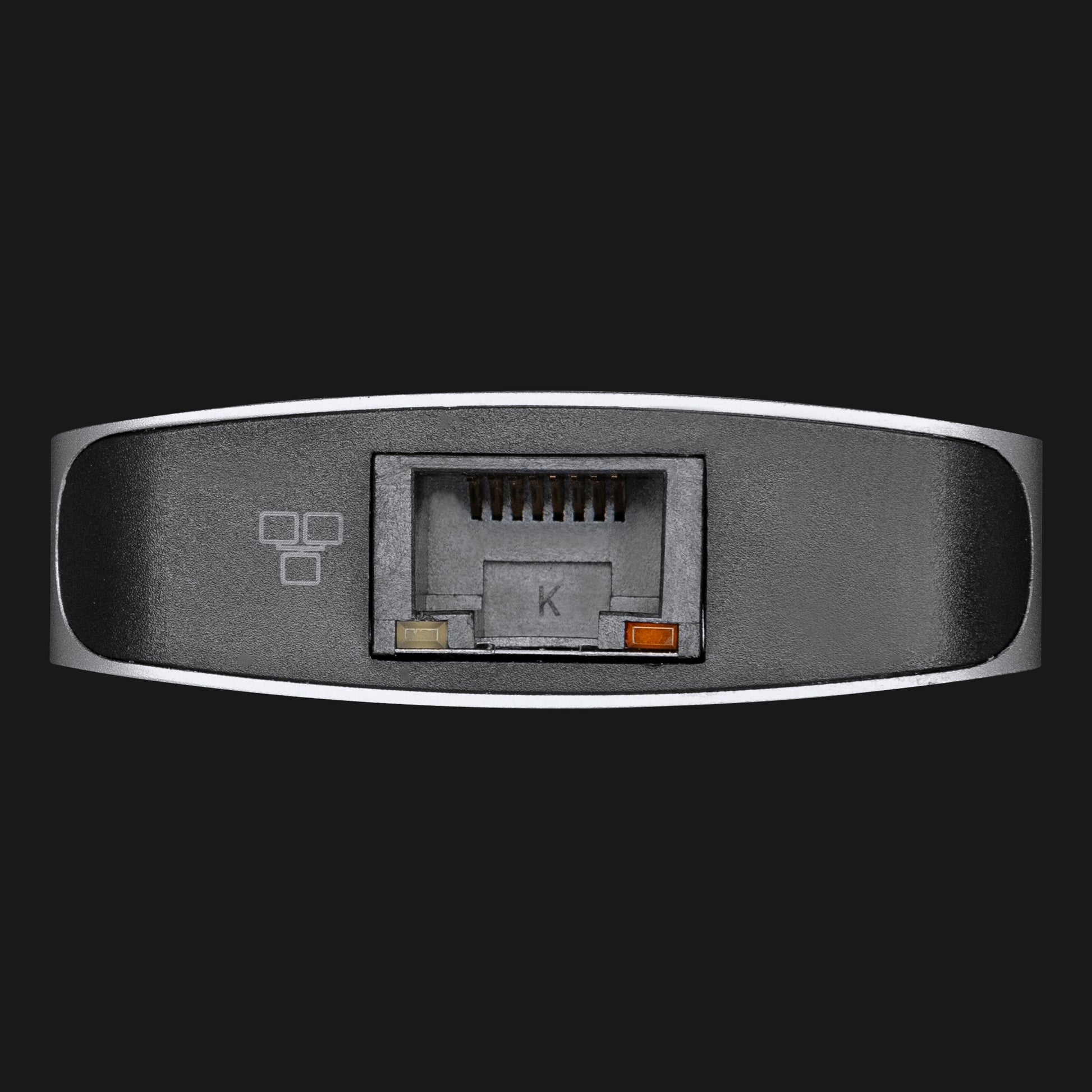 Plexgear USB-C Multiadapter sort med 9 porte, Ethernet-port i nærbillede, synlige metalliske stik og gule/orange LED-indikatorer.