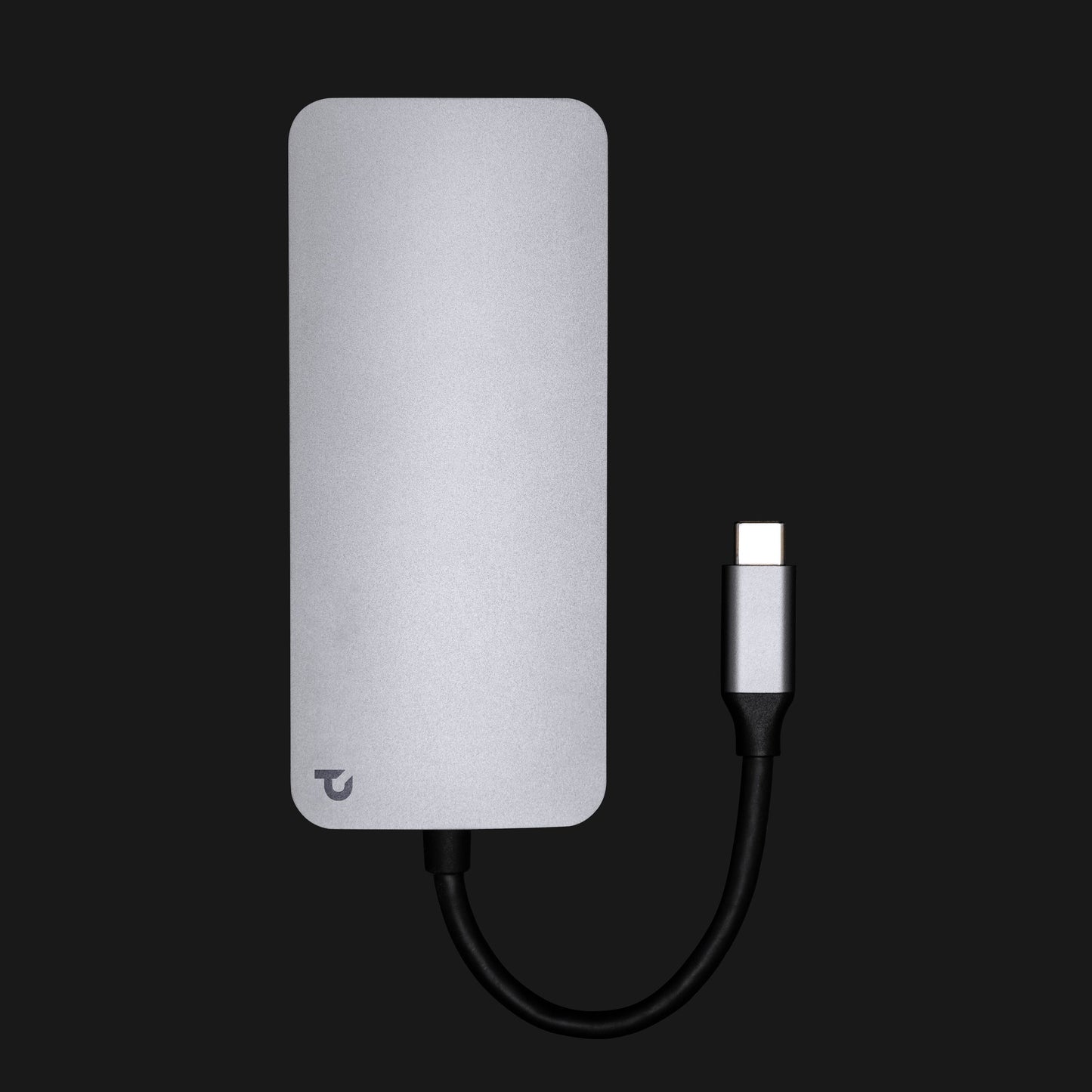 USB-C Multiadapter, sølv, 9 porte, afrundede hjørner, kort sort kabel, 100 W passthrough, lille logo nederst til venstre.