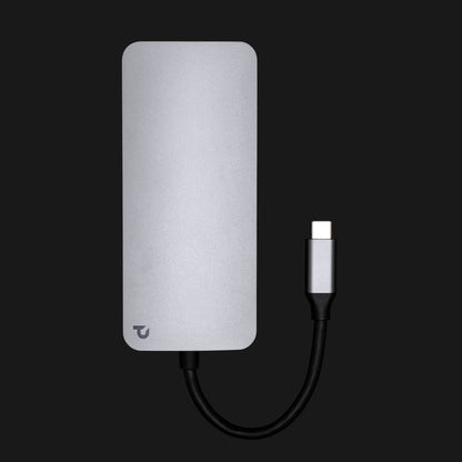 USB-C Multiadapter, sølv, 9 porte, afrundede hjørner, kort sort kabel, 100 W passthrough, lille logo nederst til venstre.