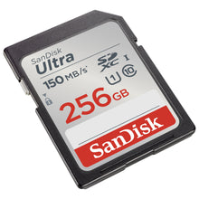 Sandisk Ultra SDXC-kort 256GB, op til 150 MB/s læsehastighed, sort med grå og rød label, vist fra vinkel.