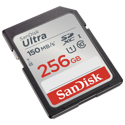 Sandisk Ultra SDXC-kort 256GB, op til 150 MB/s læsehastighed, sort med grå og rød label, vist fra vinkel.