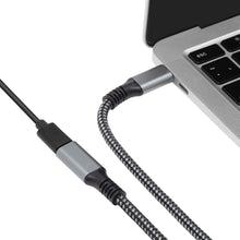 Plexgear Forlængerledning USB-C 2 m, til kabler tilsluttet sølvfarvet laptop via USB-C porte, synlige metalstik.