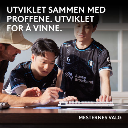 Logitech G Pro 2 Trådløs gaming-mus Hvid med norsk tekst: udviklet med professionelt, synligt elite-esportsmiljø.