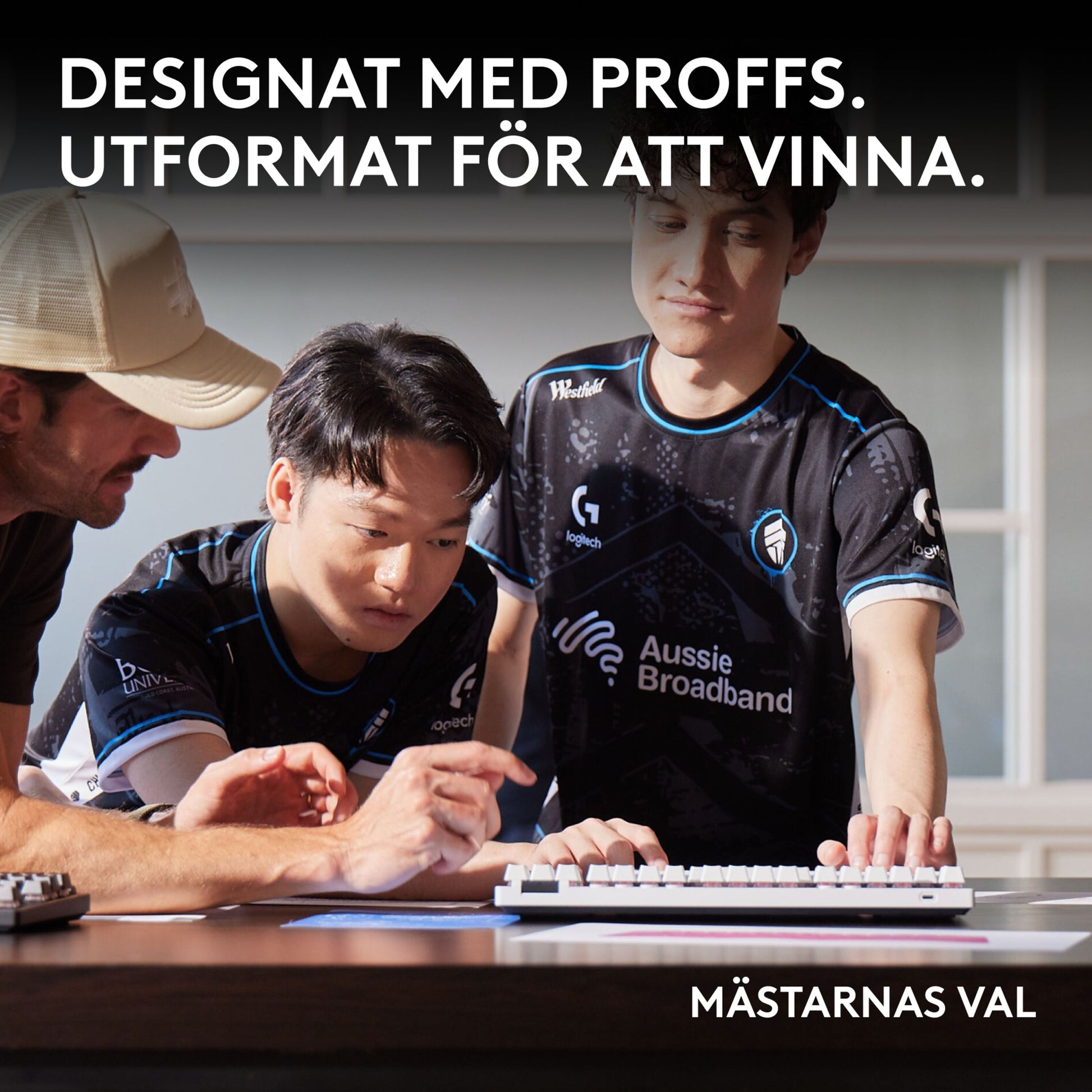 Logitech G Pro 2 trådløs gaming-mus hvid med Lightspeed, tre personer i esport-tøj ser på musen.
