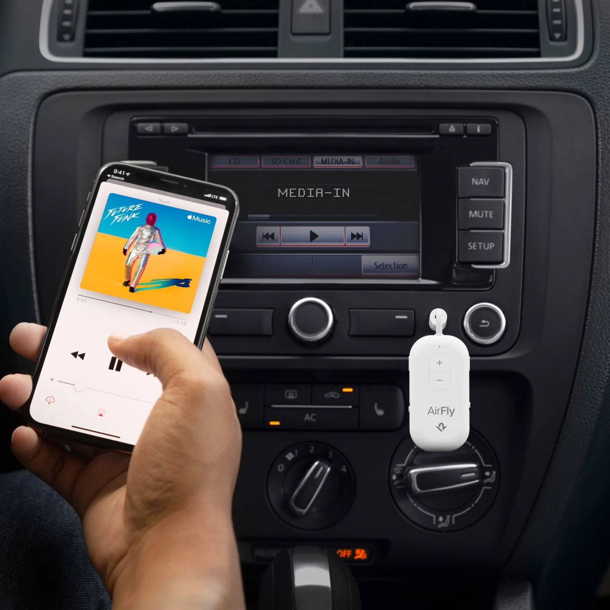Twelve South AirFly Pro 2 Bluetooth-sender og -modtager i bil ved midterkonsol og medieskærm, trådløs lyd fra smartphone.