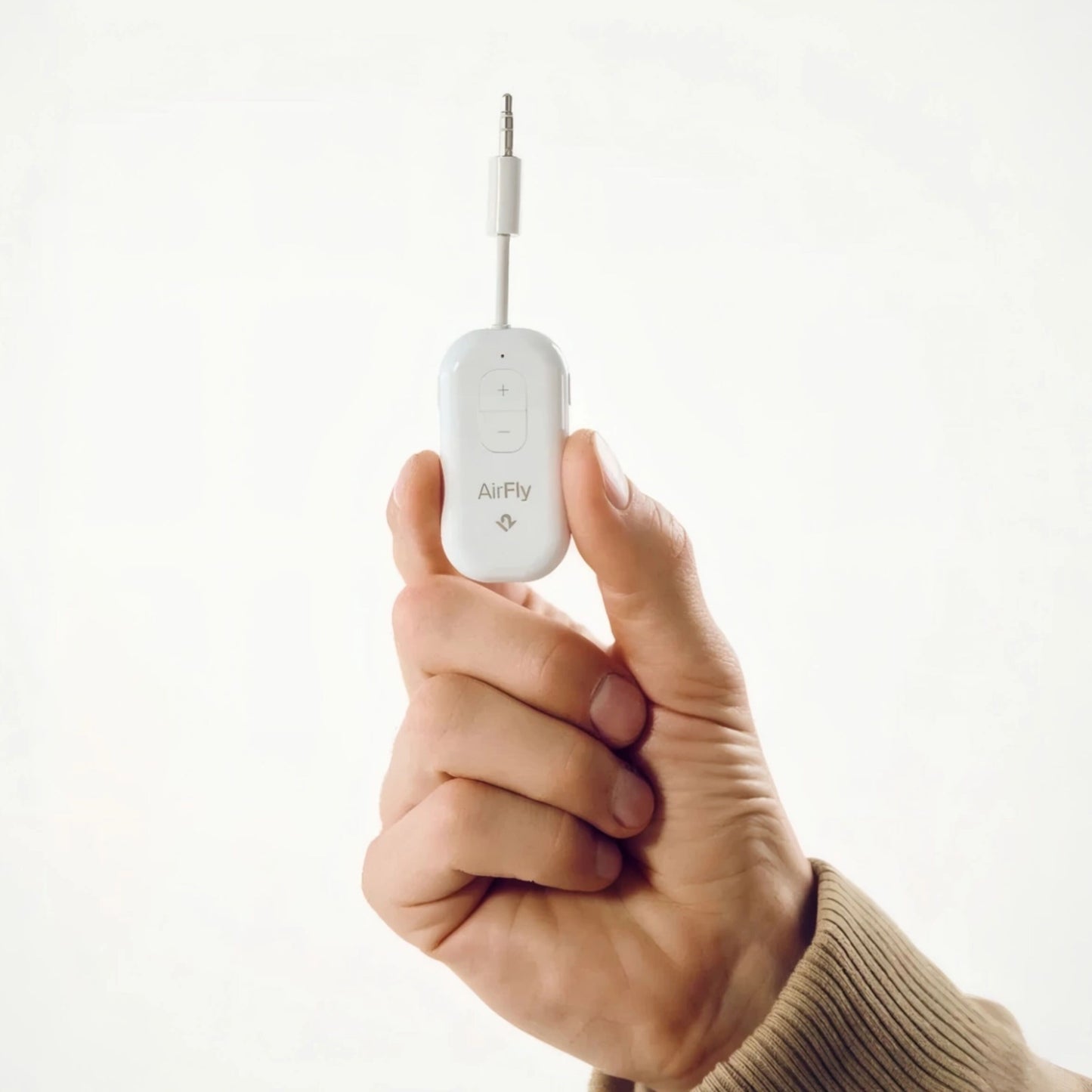 Twelve South AirFly Pro 2 Bluetooth-sender og -modtager med 3,5 mm stik holdes i hånden.