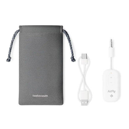 Twelve South AirFly Pro 2 Bluetooth-sender og -modtager med grå pose og hvidt USB-kabel.