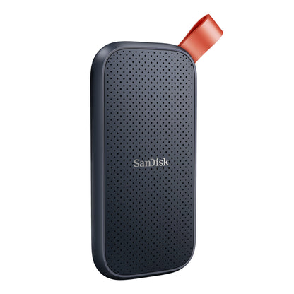 Sandisk ekstern SSD 1TB mørkegrå tekstur, rød USB-C stik, kompakt design vist i vinkel.